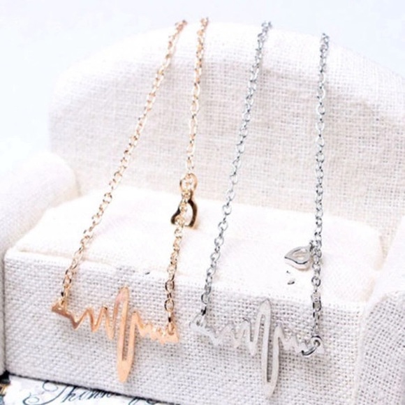 NEW!💙💎SWEET💍HEARTBEAT NECKLACE💎💙SILVERY HEART - Picture 5 of 8